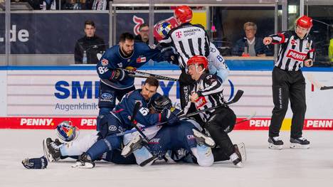 Im fünften Spiel der DEL-Meisterserie geht es zwischen München und Ingolstadt handfest zur Sache