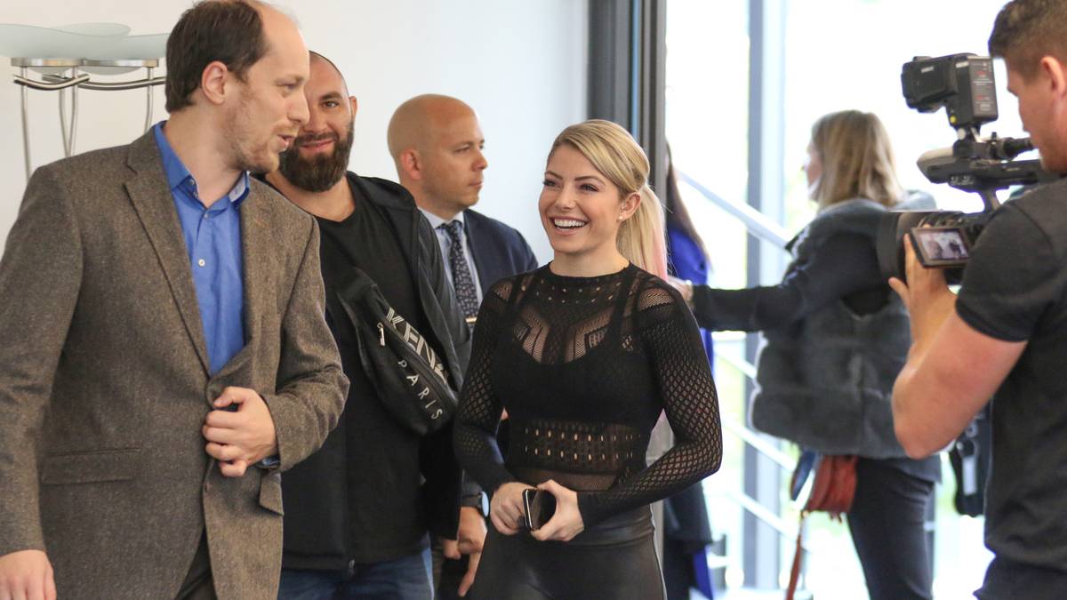 Hoher Besuch bei SPORT1: WWE-Star Alexa Bliss schaut in der Redaktion in Ismaning bei München vorbei