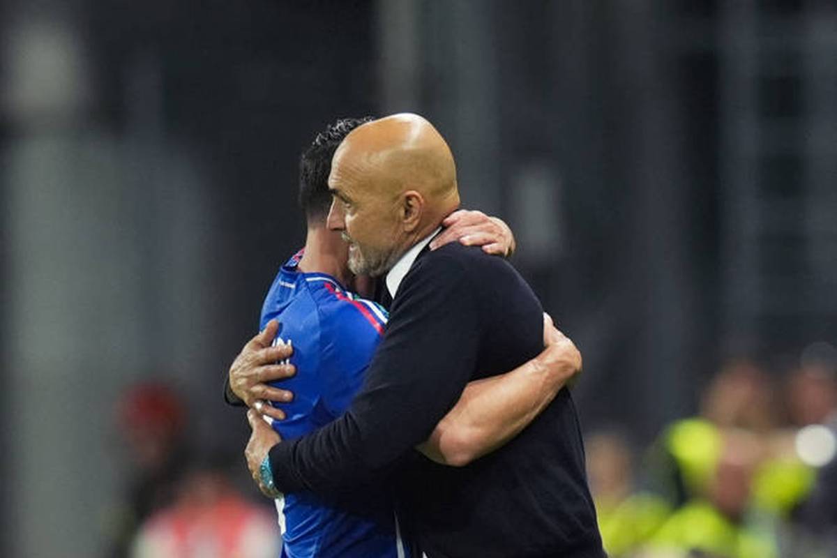 Nach der angekündigten Vertragsauflösung von Luciano Spalletti zeigen sich Italiens Nationalspieler emotional. Während Giacomo Raspadori sein Bedauern ausdrückt, fordert Riccardo Orsolini einen Neuanfang.