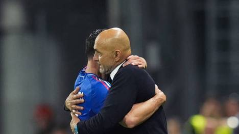 Nach der angekündigten Vertragsauflösung von Luciano Spalletti zeigen sich Italiens Nationalspieler emotional. Während Giacomo Raspadori sein Bedauern ausdrückt, fordert Riccardo Orsolini einen Neuanfang.