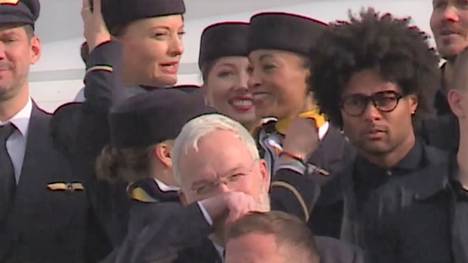 Die deutsche Nationalmannschaft ist heute zum Start der WM in den Oman geflogen. Kurz vor Abflug passierte dann diese kuriose Szene. 