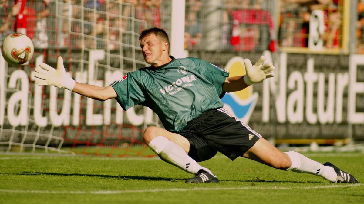 2003/'04 - FRANK ROST: Rost war weiterhin die Nummer eins, absolvierte aber verletzungsbedingt nur 27 Bundesliga-Partien. Den Rest teilten sich die jungen Volkan Ünlü und Christofer Heimeroth