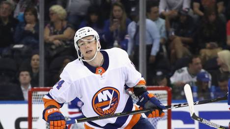 NHL: Tom Kühnhackl fliegt aus Kader der New York Islanders , Tom Kühnhackl wechselte vor der Saison von Pittsburgh nach New York 