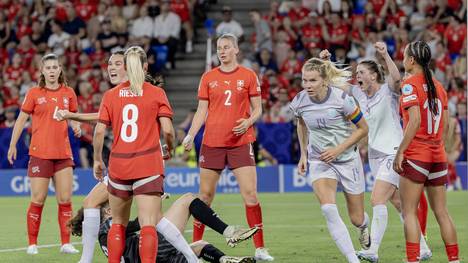 Die Schweizer Frauen-Nationalmannschaft hat ihr Auftaktspiel bei der EM gegen Norwegen verloren. Nadine Riesen zeigt sich jedoch zuversichtlich bezüglich der verbleibenden beiden Gruppenspiele.