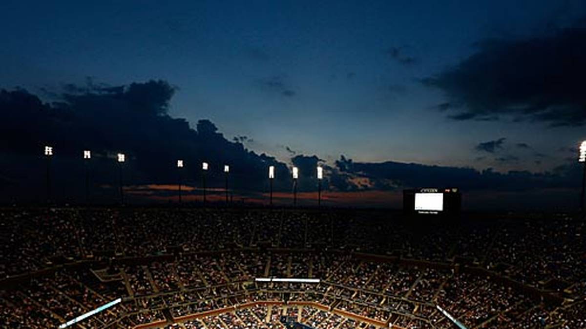 TAG 9: Was für eine Kulisse! Das Arthur Ashe Stadium von New York ist der Mittelpunkt der US Open. Hinein in einen aufregenden Tennisabend