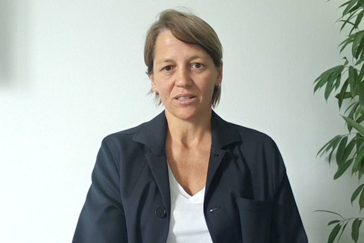 Giulia Gwinn hat sich im ersten Gruppenspiel bei der Frauen-EM verletzt. Bayerns Sportdirektorin Bianca Rech gibt bei SPORT1 einen Einblick, wann die Bayern-Spielerin wieder auf dem Platz stehen wird. 