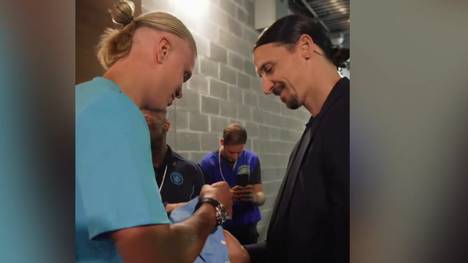 Erling Haaland und Zlatan Ibrahimovic treffen sich nach einem Testspiel zwischen Manchester City und der AC Milan.