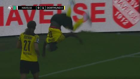 Borussia Dortmund II feiert in der 3. Liga einen Sieg gegen den TSV Havelse. Der Jubel über den Siegtreffer ist akrobatisch.