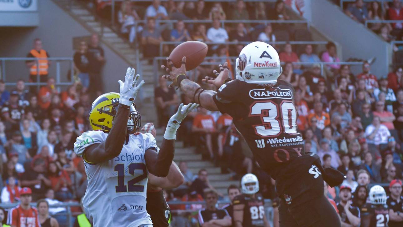 Jaleel Awini (l.) rutschte der Ball aus der Hand