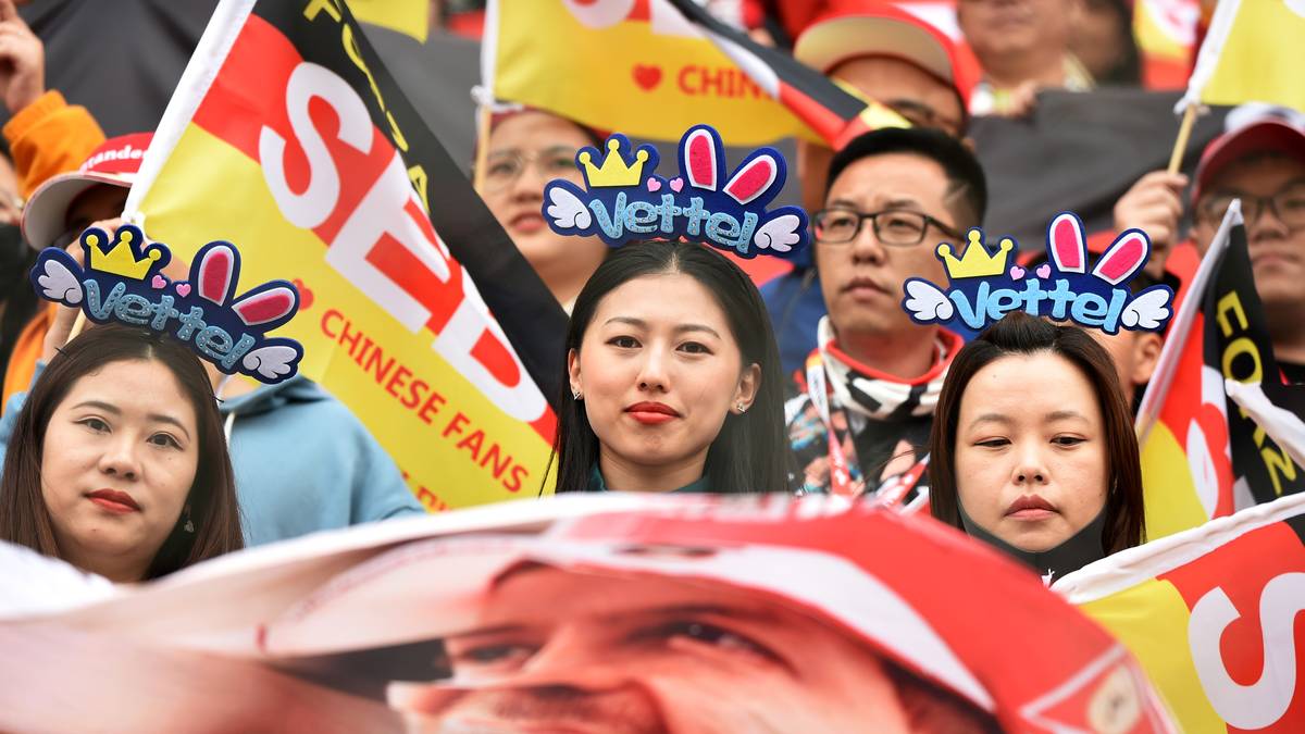 Vor allem die weiblichen Fans sind dem 31-Jährigen zugeneigt und zeigen dies mit eigens angefertigten Kopfbedeckungen