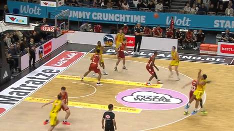 Der FC Bayern München kassiert in der BBL seine erste Saisonniederlage – verantwortlich dafür ist der frühere Erzrivale ALBA Berlin. Ein 19-Jähriger wächst über sich hinaus.