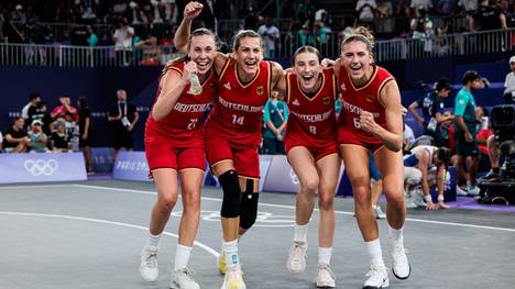 Die deutschen 3x3-Basketballerinnen um Sonja Greinacher (2.v.l.) sorgen bei Olympia für Furore