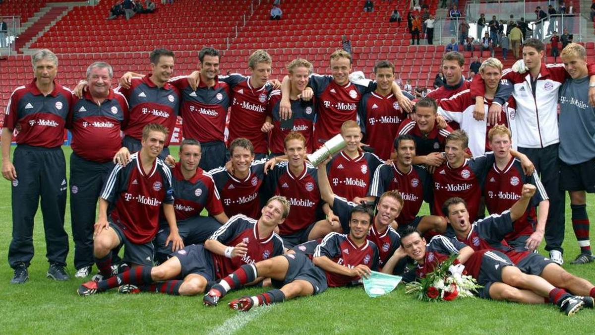 2002 wurde der FC Bayern deutscher A-Jugend-Meister, unter anderem mit Philipp Lahm (links) und Bastian Schweinsteiger (vorne links)
