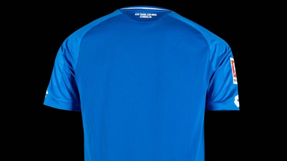 "Ein Team. Ein Weg. Einmalig." Der Vereinsslogan ziert die ansonsten komplett blaue Rückseite des Hoffenheimer Trikots