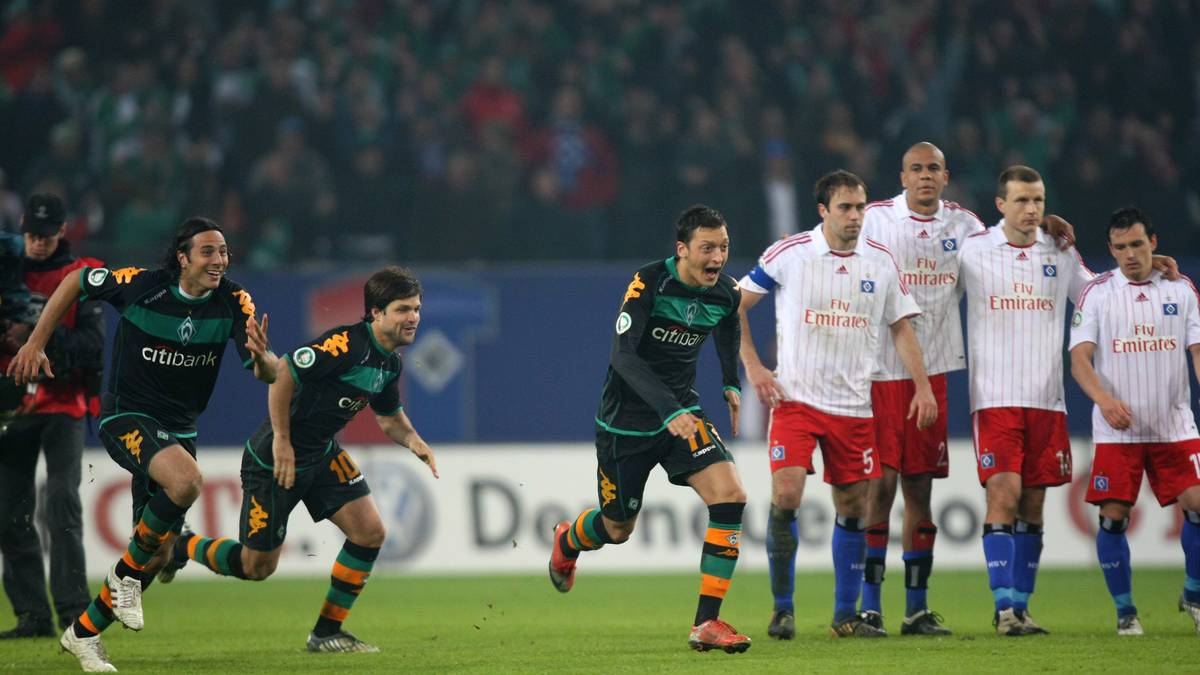 ABGESCHMETTERT VON WERDER BREMEN 2009: Innerhalb von 15 Tagen verspielt Hamburg ausgerechnet gegen Nordrivale Werder alle Chancen. Zunächst scheitert der HSV am 22. April im Halbfinale des DFB-Pokals mit 1:3 nach Elfmeterschießen an den Bremern