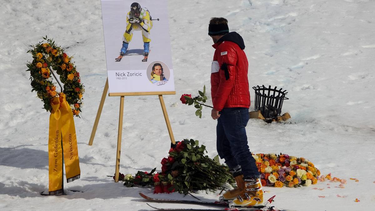 Skicrosser Nick Zoricic stürzt beim Zielsprung des Weltcup-Rennens und erliegt kurz darauf einem schweren Schädel-Hirntrauma.