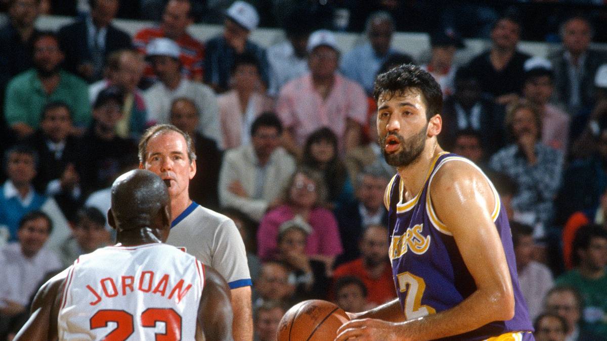 PLATZ 7 - VLADE DIVAC: Der Serbe absolvierte 16 Spielzeiten in der NBA und ist neben Kareem Abdul-Jabbar, Hakeem Olajuwon und Kevin Garnett der vierte Spieler, der in seiner Karriere über 13.000 Punkte, 9.000 Rebounds, 3.000 Assist, 1.200 Steals und 1.600 Blocks verbuchen konnte. Seit 2015 ist er General Manager der Sacramento Kings, die sein Trikot mit der 21 nichtmehr vergeben