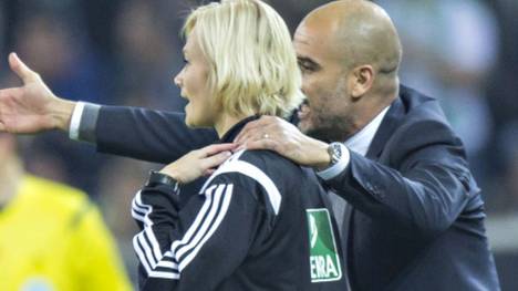 2015 attackierte Pep Guardiola Bibiana Steinhaus am Seitenrand. Heute erklärt die ehemalige Schiedsrichterin im CHECK24 Doppelpass wie sie die Szene damals erlebte.