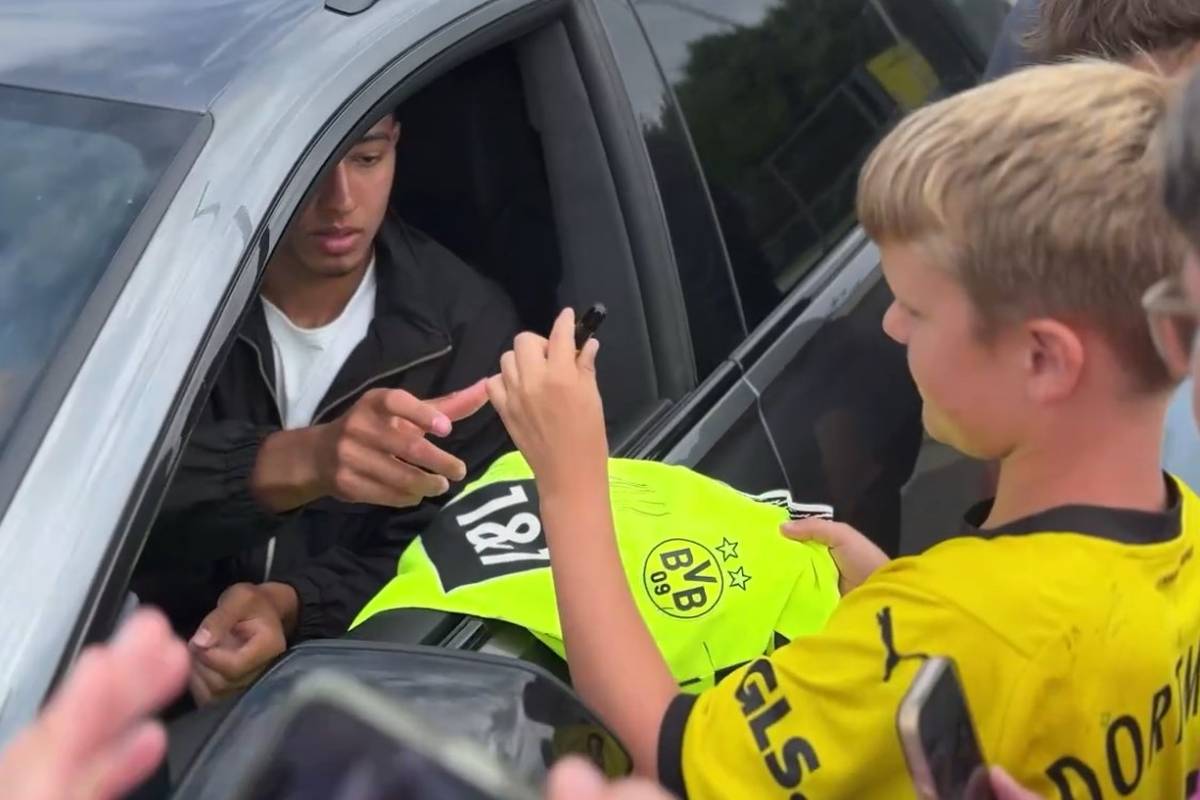 Borussia Dortmunds Neuzugang Jobe Bellingham nimmt sich nach dem ersten Training des BVB viel Zeit für die Fans. Der Engländer wird regelrecht umzingelt.