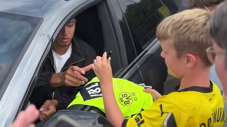 Borussia Dortmunds Neuzugang, Jobe Bellingham, nimmt sich nach dem ersten Training des BVB viel Zeit für die Fans. Der Engländer wird regelrecht umzingelt.