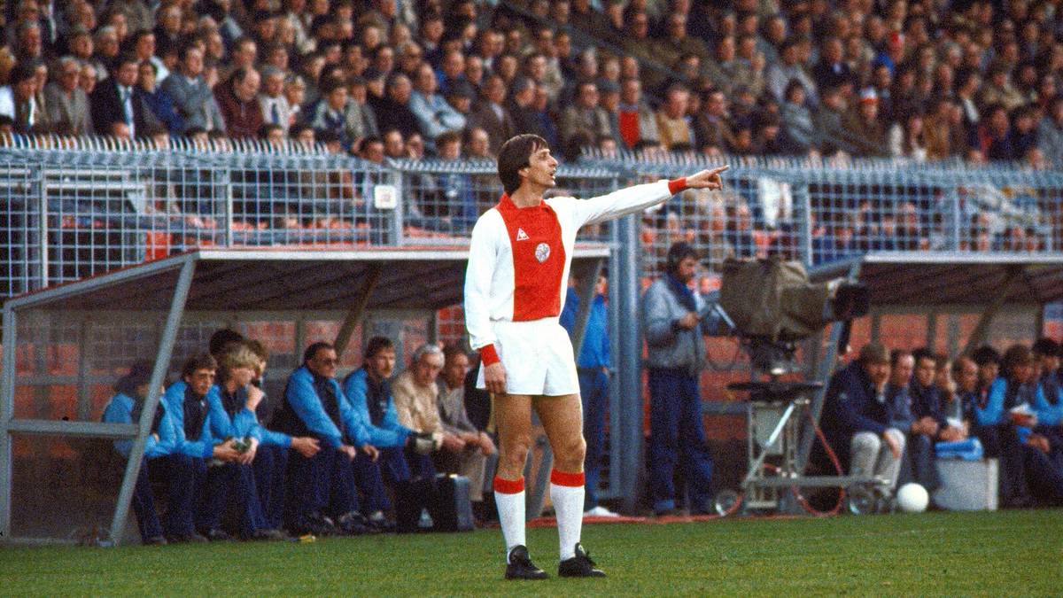 JOHAN CRUYFF: Der Mann, der den Weltfußball epochal verändert hat - erst als Spieler, dann als Trainer. Wann immer sich der Stratege anschickte, sein liebstes Spiel zu revolutionieren  - die Ajax-Familie diente ihm stets als Epizentrum. 15 Jahre in der Jugend, mit Unterbrechung elf weitere bei den Profis (204 Treffern in 276 Partien) und drei Jahre als Trainer - mit und unter Cruyff feierte Ajax seine größten Erfolge