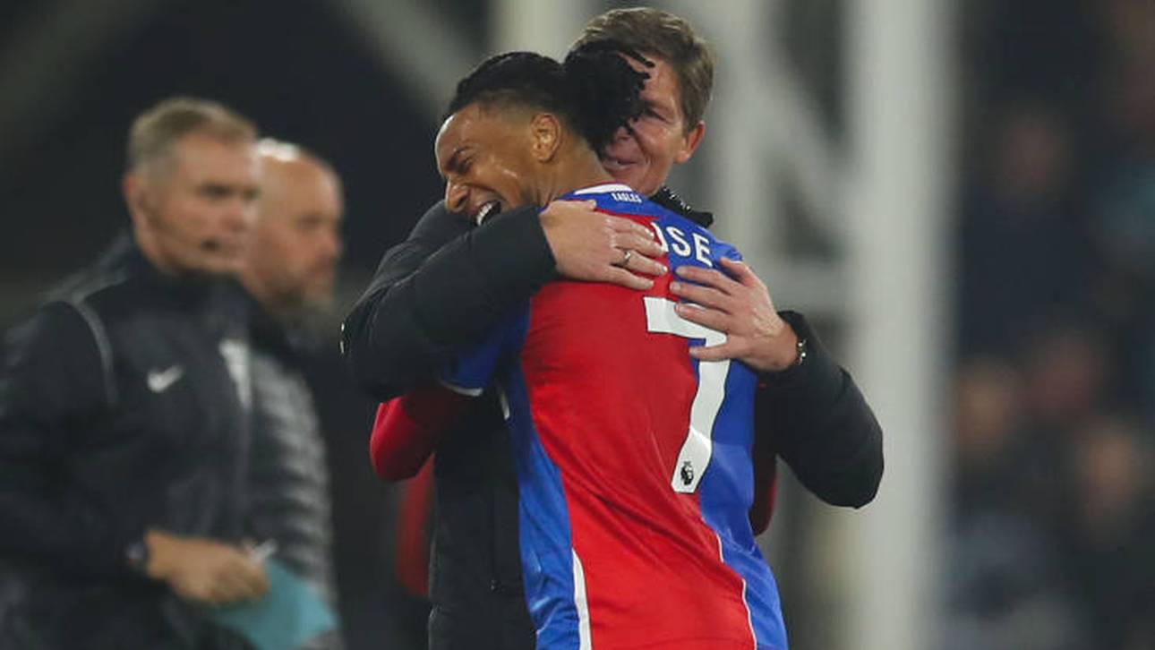 Michael Olise feierte seinen zweiten Treffer gegen United mit seinem Trainer Oliver Glasner