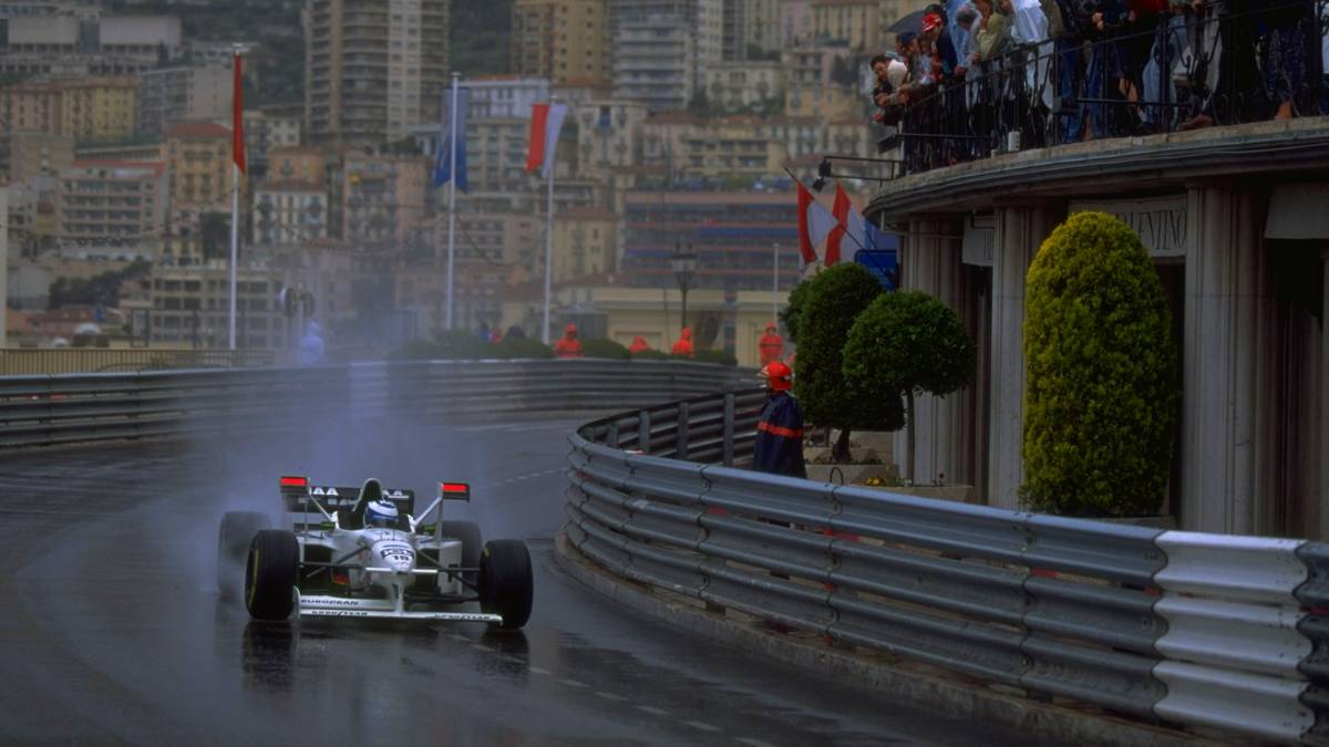 Gerade in Monaco experimentieren die Techniker immer besonders viel herum. Die Flügel auf den Seitenkästen beim Tyrrell 025 bekommen 1997 den Spitznamen "X-Wings"