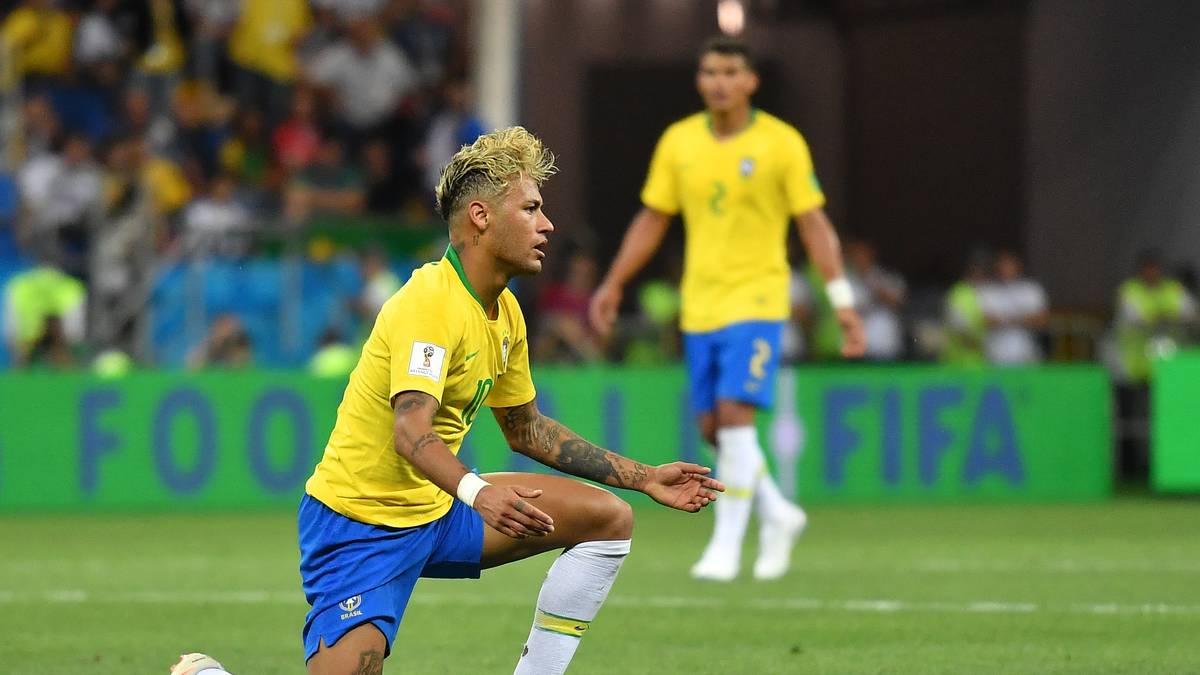 Wenige Minuten später kommt Neymar zum Schuss, trifft aber nur das Außennetz. Anschließend humpelt er...die Sorgenfalten bei Brasiliens Fans sind groß