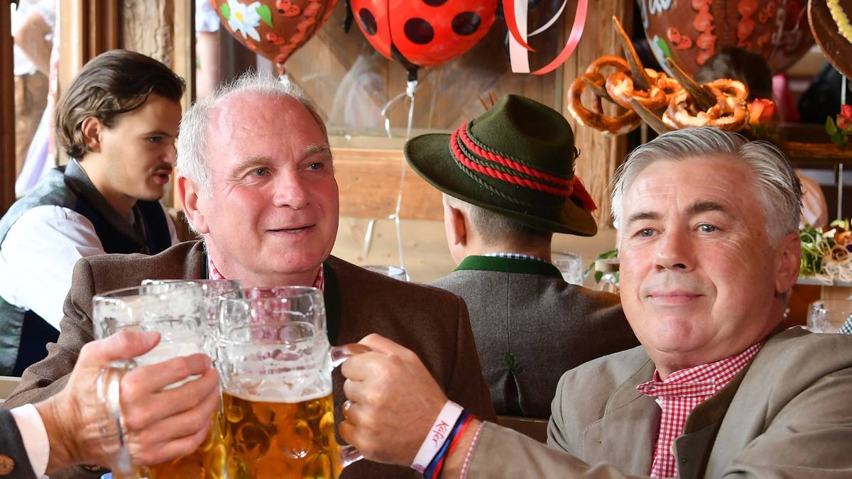 Und weiter: "Ich habe in meinem Leben einen Spruch kennengelernt: Der Feind in deinem Bett ist der gefährlichste. Deswegen mussten wir handeln. Die Tatsache, dass der Trainer aus meiner Sicht in den letzten Tagen fünf wichtige Spieler auf einen Schlag gegen sich gebracht hat, das hätte er niemals durchgehalten"