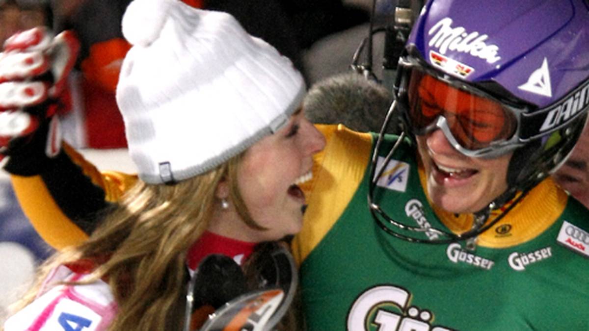 In ihrer Juniorenzeit lernt sie auch die damalige große DSV-Hoffnung Maria Riesch kennen. Schnell entwickelt sich eine enge Freundschaft...