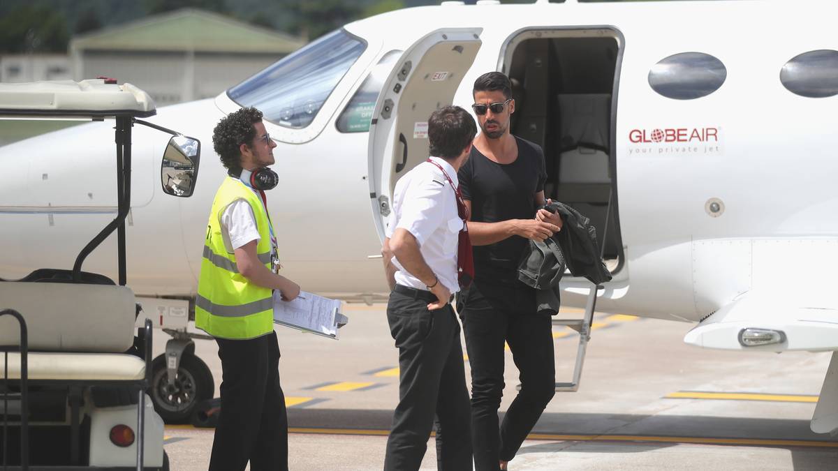 Schon vor seinen Teamkollegen in Bozen angekommen: der im Privatjet aus anderer Richtung angereiste Juve-Legionär Sami Khedira