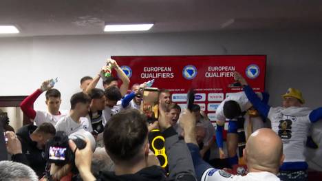 Bosnien-Herzegowina feiert die zweite WM-Teilnahme in ihrer Geschichte. Nach dem Spiel crasht die Mannschaft die Pressekonferenz.