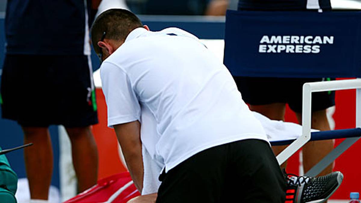 Sein Landsmann hat mehr Probleme - auch körperlicher Natur. Gilles Simon lässt sich behandeln und verliert am Ende die Partie gegen Marian Cilic (Kroatien)