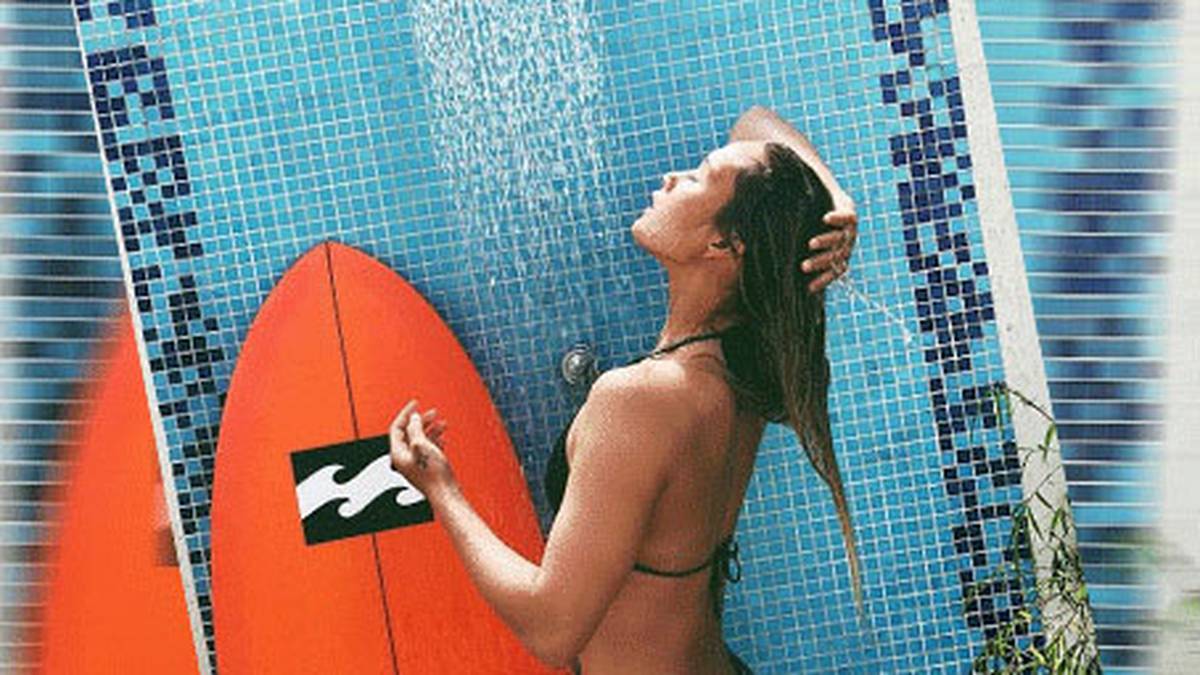 Auch Kollegin Alessa Quizon lässt es sich gut gehen. In Brasilien nimmt sie nach dem Surfen eine erfrischende Dusche