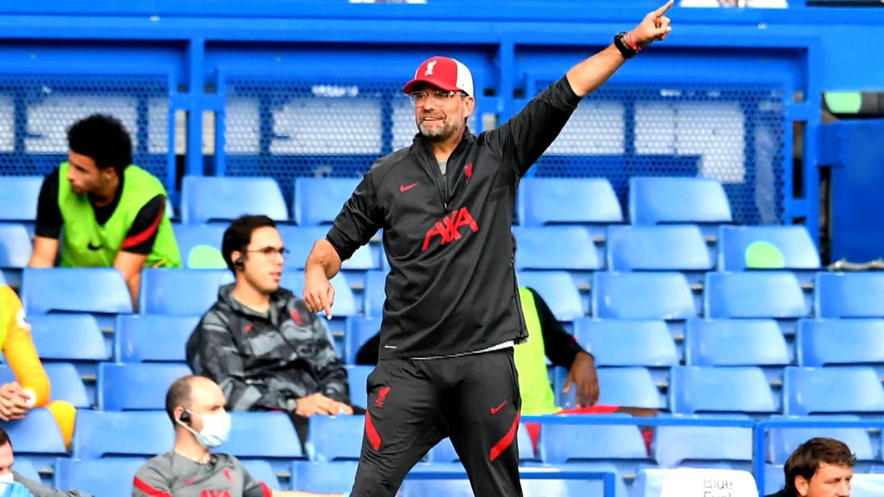 Trainer Jürgen Klopp vom FC Liverpool rügt ein Staff-Mitglied