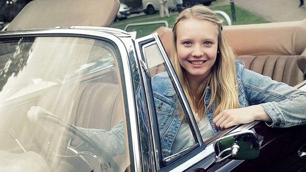 ...doch sowohl auf dem Feld als auch hinter dem Steuer eines Oldtimers macht die 21-Jährige eine selbstbewusste Figur. Ihr großes Ziel ist die Teilnahme an den Olympischen Spielen 2016 in Rio