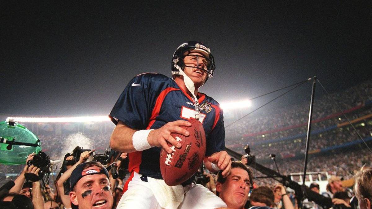 Denver Broncos quarterback John Elway (C) is carried by teammates Ed McCaffrey (L) and Bubby Brister (R) after the Broncos defeated the  Green Bay Packers 31-24 to win Super Bowl XXXII in San Diego, CA 25 January.       AFP PHOTO/Timothy A. CLARY (Photo by Timothy A. CLARY / AFP) (Photo by TIMOTHY A. CLARY/AFP via Getty Images)