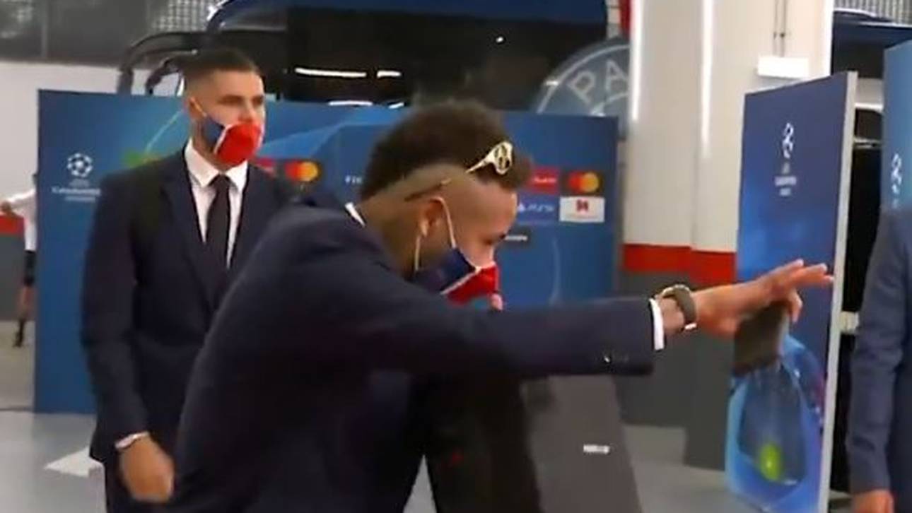 Neymar tanzt bei Busankunft
