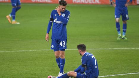 Matthew Hoppe (l.) und Mark Uth taumeln mit Schalke 04 dem Abstieg entgegen