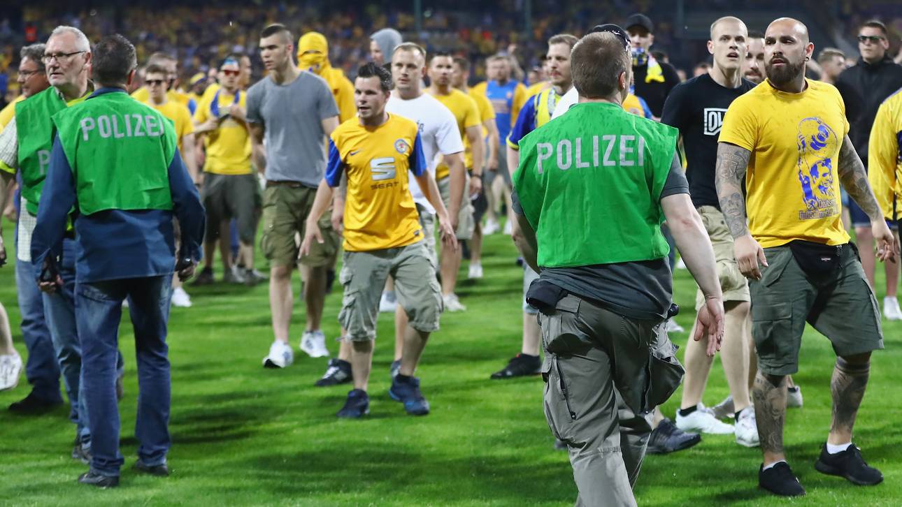 Eintracht Braunschweig v VfL Wolfsburg - Bundesliga Playoff Leg 2