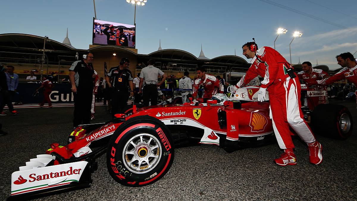 Halten kann er diese jedoch nicht. Gleich in den ersten beiden Rennen spielt ihm die Technik seines Ferraris einen Streich, auch Strategiefehler seines Kommandostands machen dem Deutschen das Leben schwer