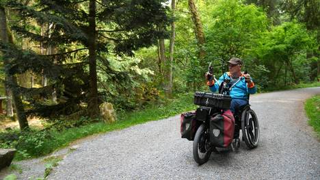 In unserer Sendereihe „Bayerische Natur, bayerische Kultur - barrierefrei!“ sind wir diesmal mit Weltenbummler Andreas Pröve in der Oberpfalz zu Gast. Malerische Städtchen, wie Kallmünz oder Amberg, lohnen ebenso den Besuch, wie die zahlreichen Naturparks, Fluss- und Seenlandschaften mit ihrer einzigartigen Vogelwelt. Die Walhalla wie auch das mittelalterliche Stadtbild Regensburgs - mit seinem imposanten Dom - zeigen und beeindrucken ganz besonders mit dem immensen, kulturellen Reichtum der Region. Reisen Sie mit!