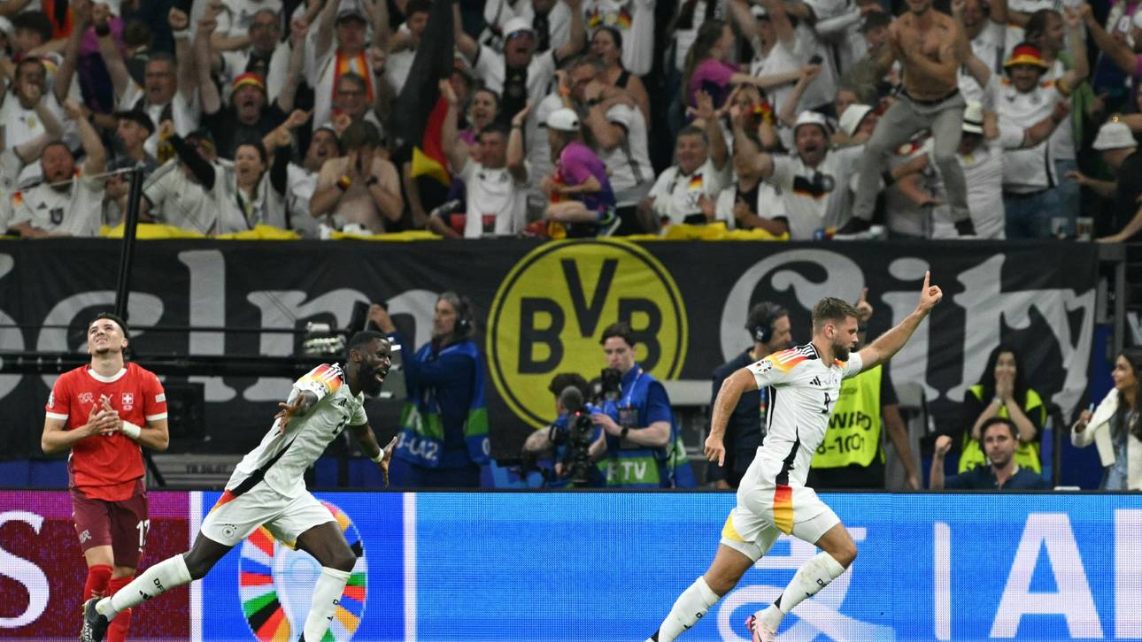 Niclas Füllkrug (r.) will auch künftig mit den Fans jubeln