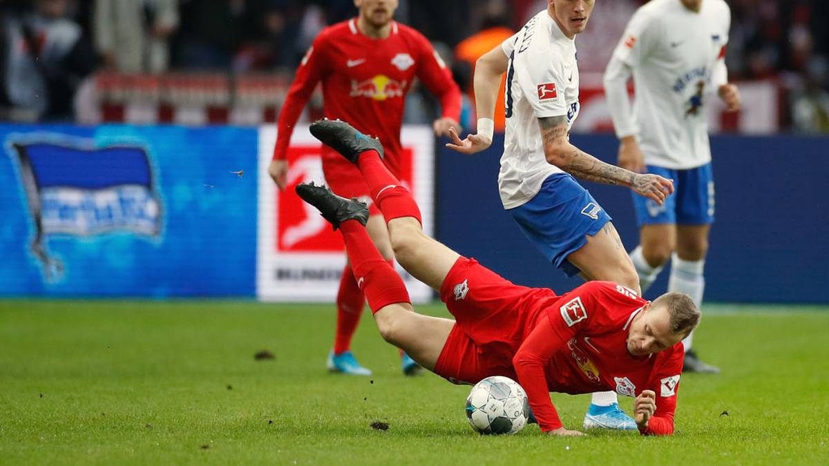 MARIUS WOLF: Wolf kam auf Leihbasis vom BVB für eine Gebühr von zwei Millionen. Drei Torbeteiligungen in 14 Einsätzen lassen jedoch zu wünschen übrig