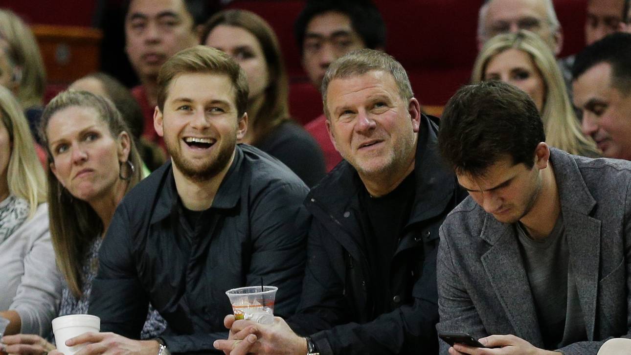 Tilman Fertitta (2.v.r.) war bereits bei Spielen der Rockets zu Gast