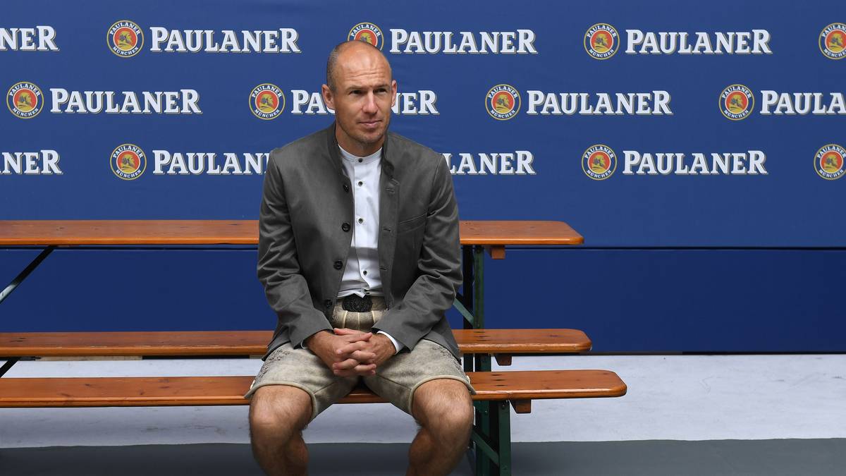 Arjen Robben kann sich dagegen offensichtlich auch in der Lederhose mit einem Bankplatz nicht so wirklich anfreunden