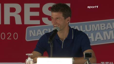 Auf einem Promo-Event zeigt sich Triple-Sieger Thomas Müller gut gelaunt und scherzt über eine mögliche Verpflichtung von Lionel Messi. 