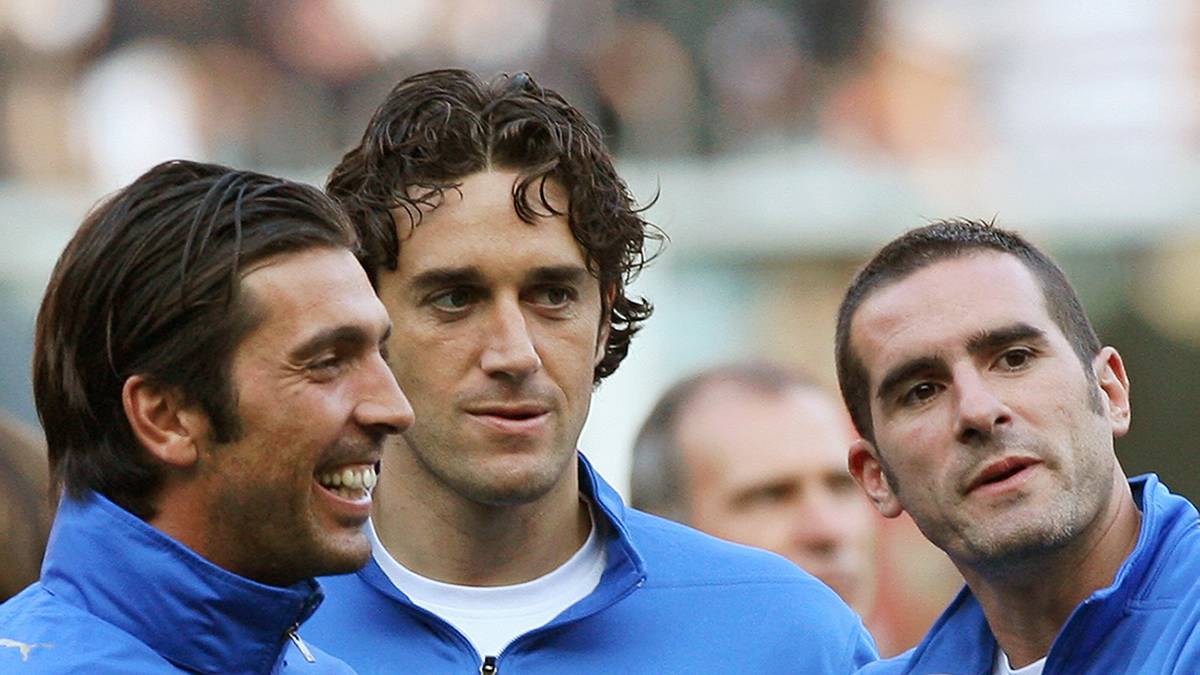 Mit seinen Investitionen hat Buffon (l.) ohnehin nicht das glücklichste Händchen. 2010 stieg er gemeinsam mit Cristiano Lucarelli (r.) und anderen Aktionären bei Carrarese Calcio ein, um den Klub seiner Heimatstadt vor der Pleite zu bewahren 