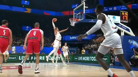Die deutschen Basketballer bauen bei der WM in Asien ihren Startrekord mit einem Gala-Auftritt gegen Georgien weiter aus. Für die Szene des Spiels sorgen die NBA-Profis Dennis Schröder und Moritz Wagner.