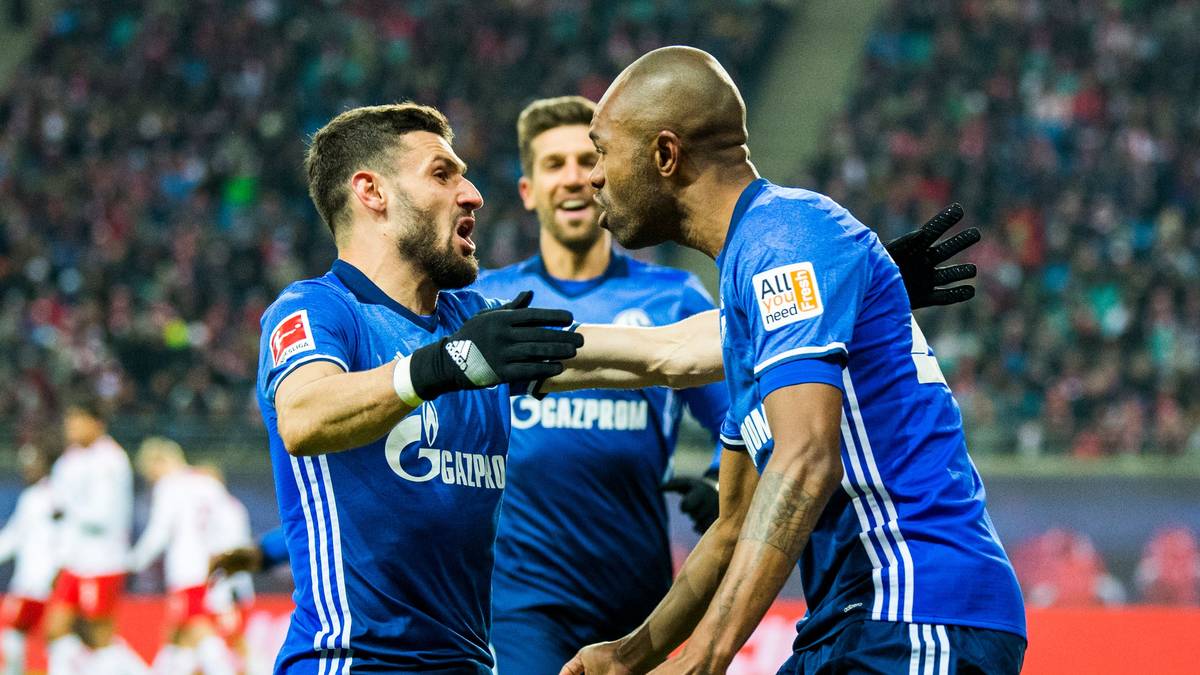 Kurz nach der Pause macht Schalkes Abwehrchef seinen Patzer wieder gut. Nach einer Freistoßflanke köpft der Brasilianer freistehend zum Ausgleich ein (55.). Schon das vierte Saisontor für den Innenverteidiger